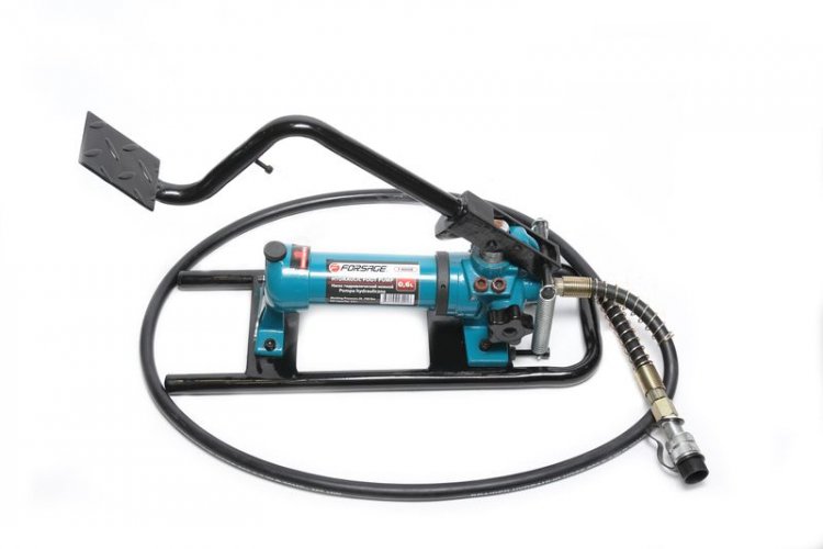 Насос гидравлический ножной (20-700bar,емкость масла-0.6л, длина-550мм,ширина-150мм,высота-300мм)