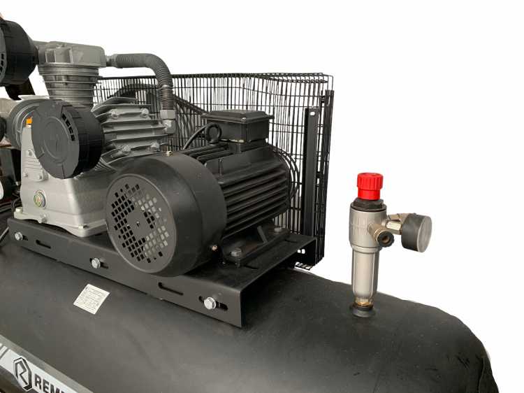 Компрессор поршневой 270.LB75 REMEZA (Белоруссия): 950 л/мин., 10 бар, ресивер 270 л., 5,5 кВт, 380В, габариты без упак. 1650x510x1150 мм, 195 кг. Компрессор поршневой 270.LB75 REMEZA (Белоруссия): 950 л/мин., 10 бар, ресивер 270 л., 5,5 кВт, 380В, габариты без упак. 1650x510x1150 мм, 195 кг.