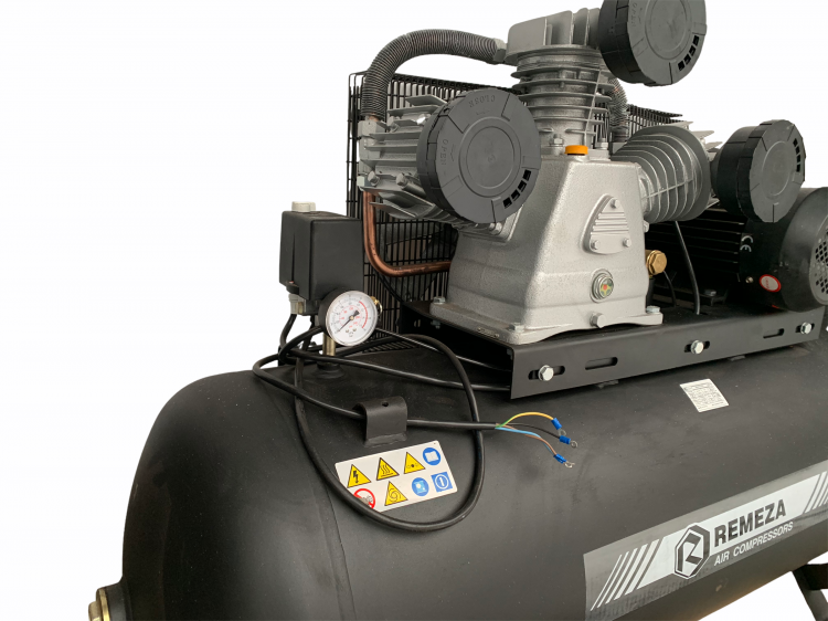 Компрессор поршневой 270.LB75 REMEZA (Белоруссия): 950 л/мин., 10 бар, ресивер 270 л., 5,5 кВт, 380В, габариты без упак. 1650x510x1150 мм, 195 кг. Компрессор поршневой 270.LB75 REMEZA (Белоруссия): 950 л/мин., 10 бар, ресивер 270 л., 5,5 кВт, 380В, габариты без упак. 1650x510x1150 мм, 195 кг.