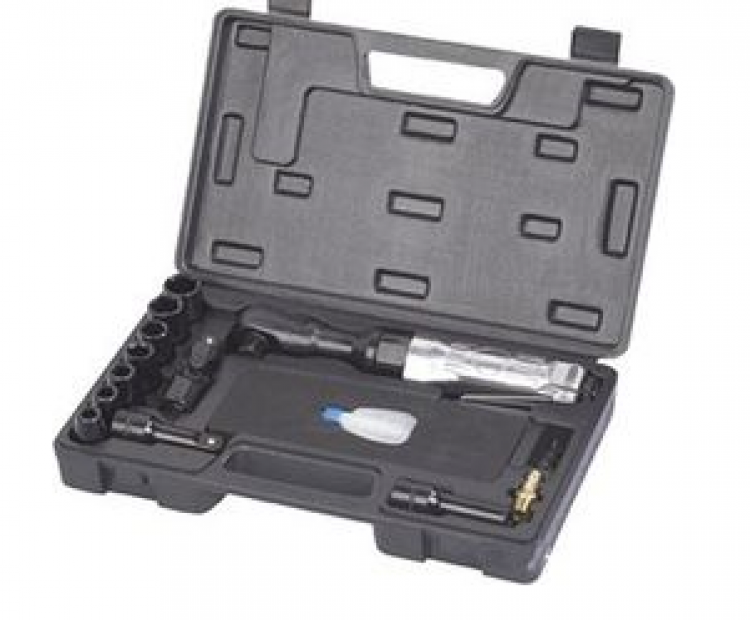 1/2" Пневмотрещотка 68Нм с набором ударных головок 17пр. (9-19мм), в кейсе 1/2" Пневмотрещотка 68Нм с набором ударных головок 17пр. (9-19мм), в кейсе