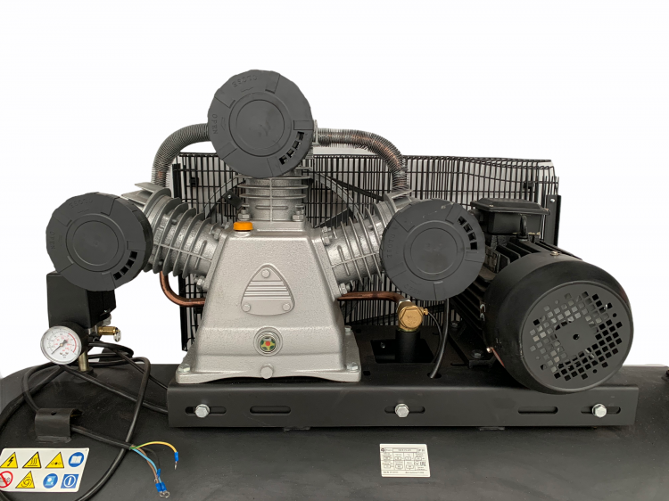 Компрессор поршневой 500.LB75 REMEZA (Белоруссия): 950 л/мин., 10 бар, ресивер 500 л., 5,5 кВт, 380В, габариты без упак. 2000x610x1250 мм, 230 кг.