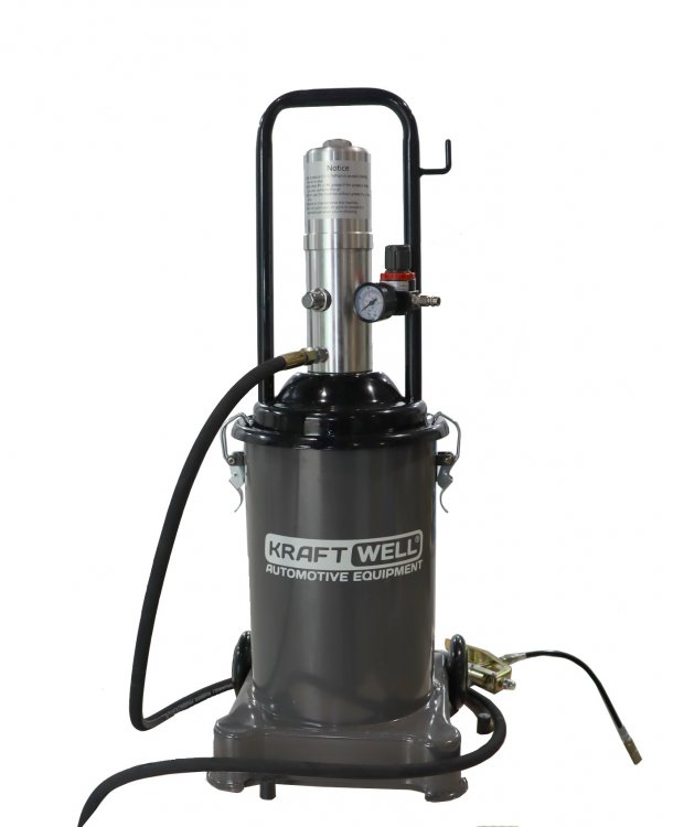 Нагнетатель солидола с пневмоприводом 13 л. Нагнетатель солидола с пневмоприводом 13 л.