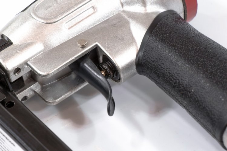 Степлер пневматический для прямоугольных скоб от 6 до 13 мм// Matrix