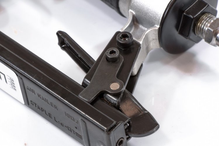 Степлер пневматический для прямоугольных скоб от 6 до 13 мм// Matrix