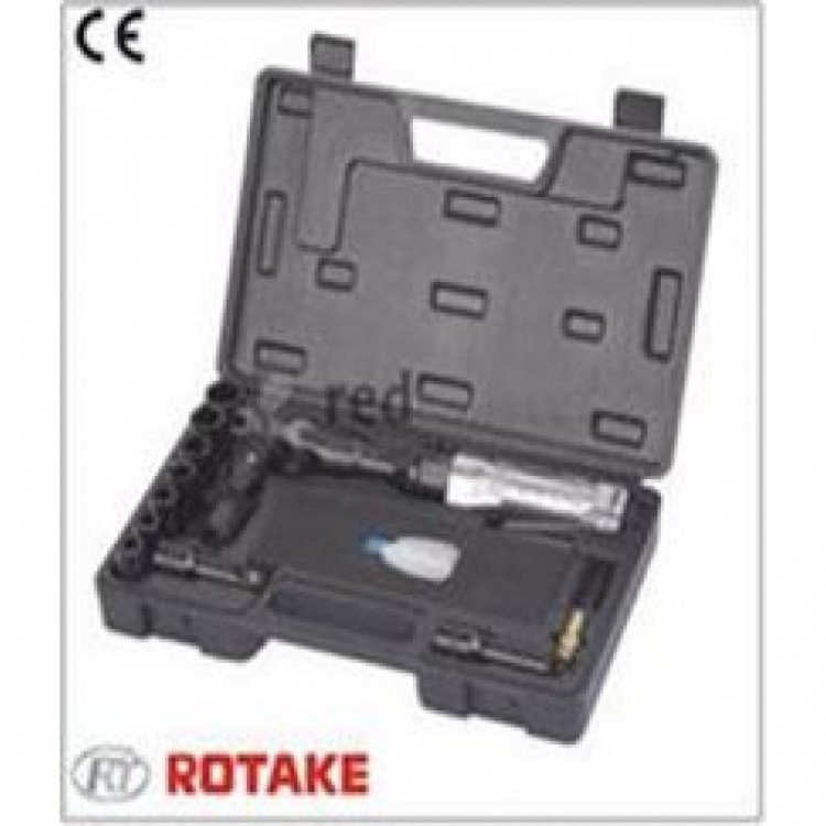 1/2" Пневмотрещотка 68Нм с набором ударных головок 17пр. (9-19мм), в кейсе 1/2" Пневмотрещотка 68Нм с набором ударных головок 17пр. (9-19мм), в кейсе