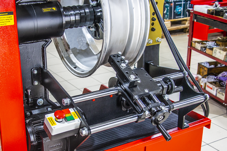 Фаворит-Премиум  (ДП20.000М СБ) Предназначен для правки особо сложных повреждений литых и кованых легкосплавных дисков, а также для правки «восьмерки» и спиц дисков от 10 до 26 дюймов включительно, с токарным модулем