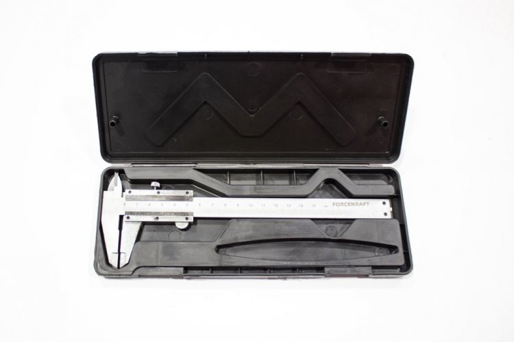 Штангенциркуль (0-150мм, 0.02мм; внутр. Ø, наруж. Ø + глубиномер), в пластиковом футляре Штангенциркуль (0-150мм, 0.02мм; внутр. Ø, наруж. Ø + глубиномер), в пластиковом футляре