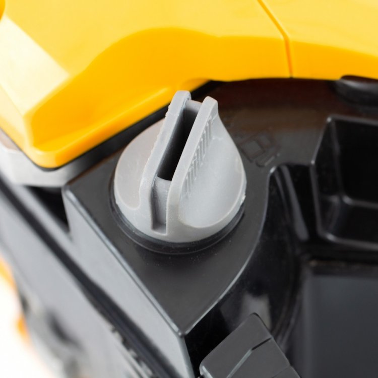 Пила цепная бензиновая DGS-4516, шина 40 см, 45см3, 3,0 л.с., шаг 3/8, паз 1,3 мм, 57 зв// Denzel