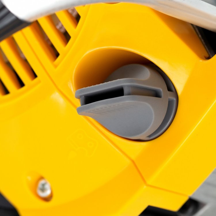 Пила цепная бензиновая DGS-4516, шина 40 см, 45см3, 3,0 л.с., шаг 3/8, паз 1,3 мм, 57 зв// Denzel