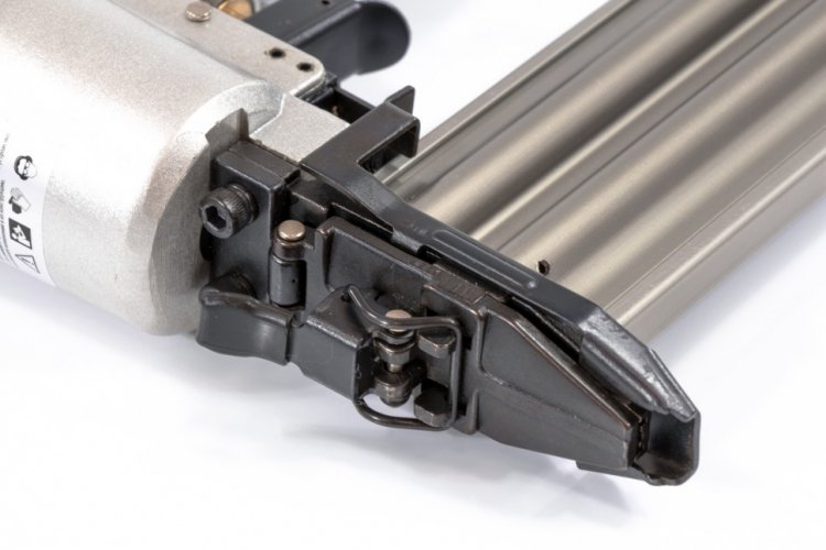 Нейлер пневматический для гвоздей от 10 до 50 мм// Matrix