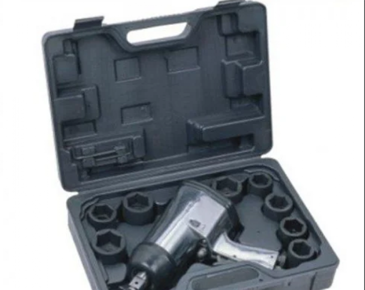 3/4" Пневмогайковерт 700Нм с набором ударных головок 13пр. (26-38мм) 3/4" Пневмогайковерт 700Нм с набором ударных головок 13пр. (26-38мм)